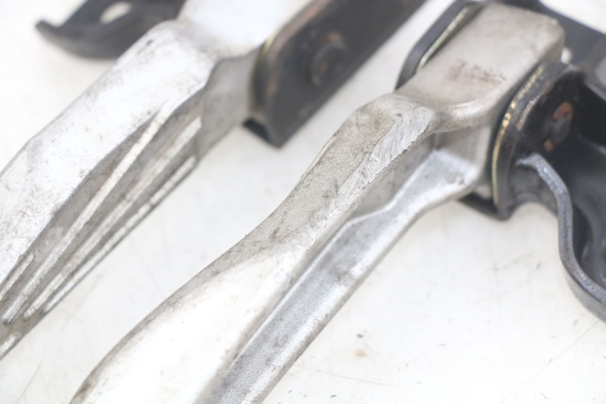 photo de ZESTAW TYLNYCH PODNÓŻKÓW SYM SYMPHONY 125 (2009 - 2015) - Zbliżenie techniczne