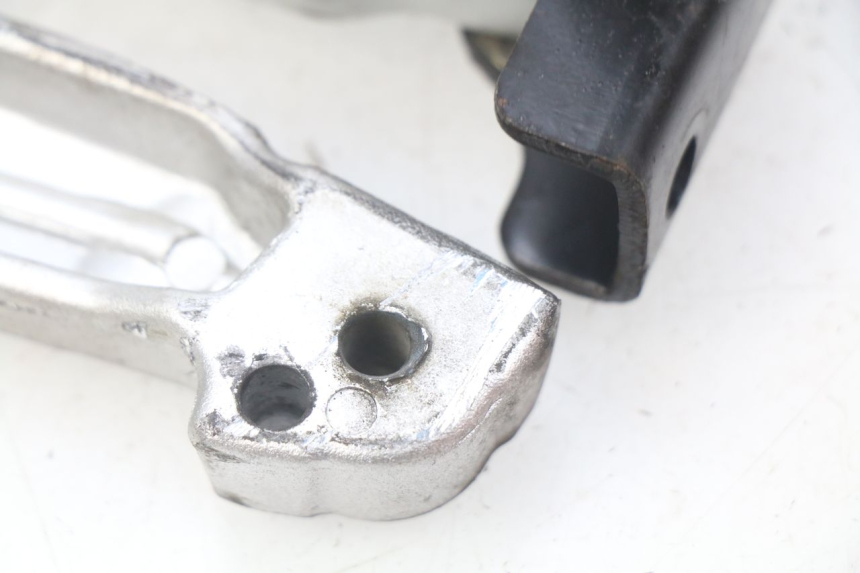 photo de ZESTAW TYLNYCH PODNÓŻKÓW PEUGEOT TWEET 4T 50 (2018 - 2022) - Zoom stanu zużycia