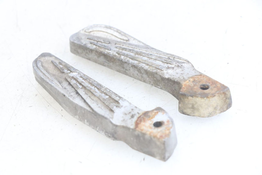 photo de ZESTAW TYLNYCH PODNÓŻKÓW PEUGEOT TWEET 4T 50 (2010 - 2014) - Zoom stanu zużycia