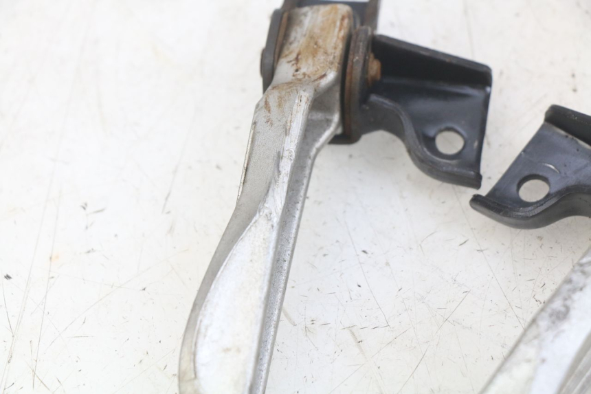 photo de ZESTAW TYLNYCH PODNÓŻKÓW PEUGEOT TWEET 4T 50 (2018 - 2022) - Szczegół części