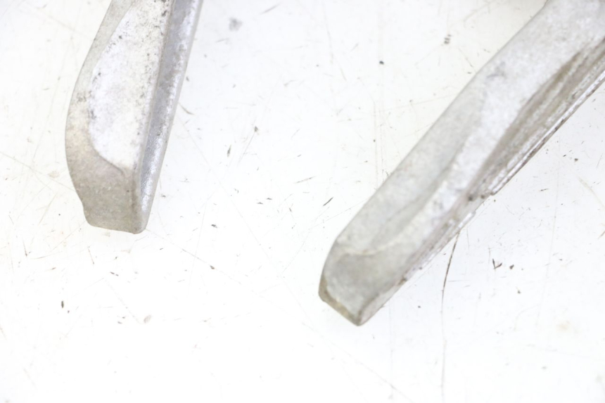 photo de ZESTAW TYLNYCH PODNÓŻKÓW PEUGEOT TWEET 4T 50 (2014 - 2019) - Zoom stanu zużycia