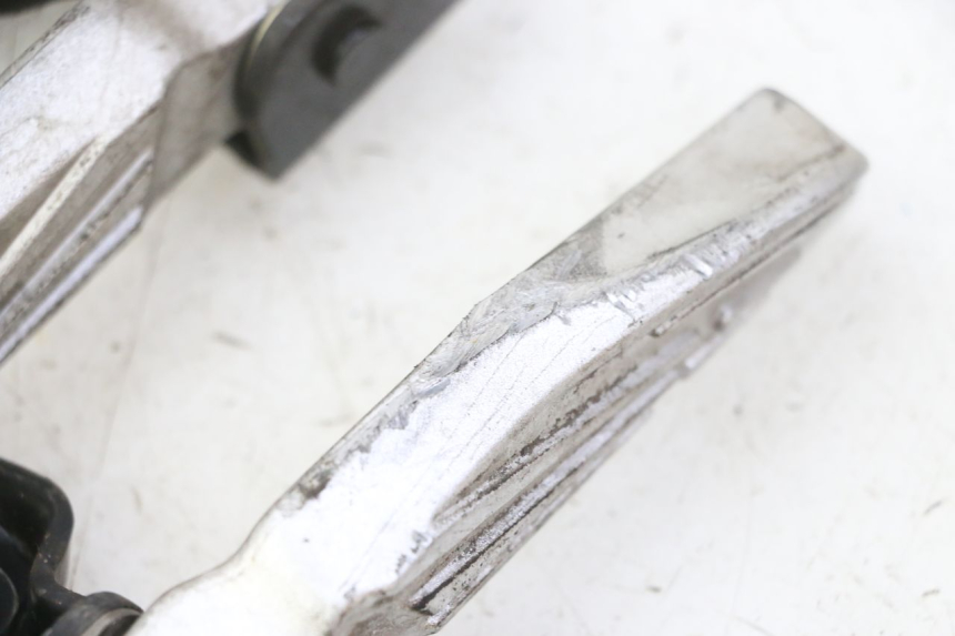 photo de ZESTAW TYLNYCH PODNÓŻKÓW PEUGEOT TWEET 4T 50 (2018 - 2022) - Inny kąt widzenia