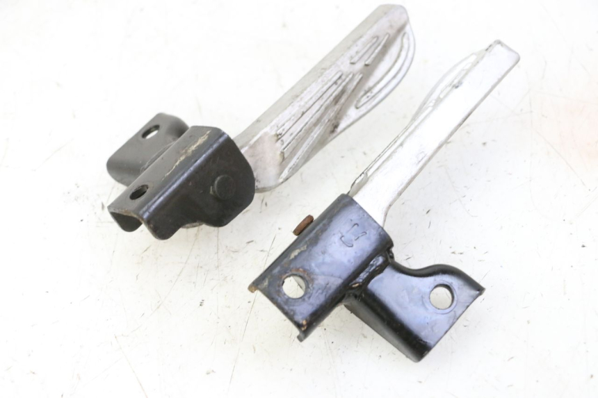 photo de ZESTAW TYLNYCH PODNÓŻKÓW PEUGEOT TWEET 4T 50 (2018 - 2022) - Stan powierzchni