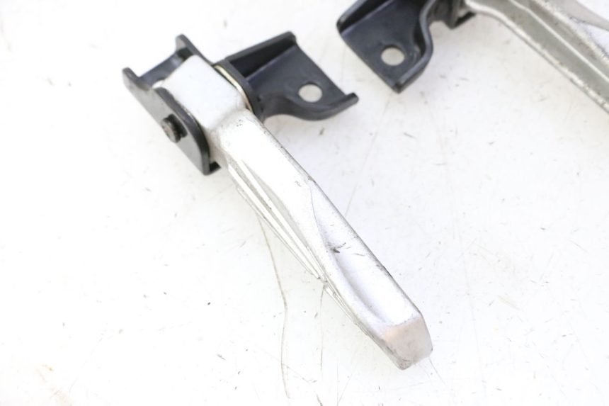 photo de ZESTAW TYLNYCH PODNÓŻKÓW PEUGEOT TWEET PRO CARGO 50 (2018 - 2022) - Zoom stanu zużycia