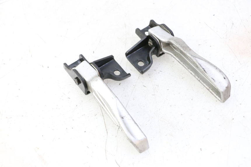 photo de ZESTAW TYLNYCH PODNÓŻKÓW PEUGEOT TWEET PRO CARGO 50 (2018 - 2022) - Zbliżenie techniczne