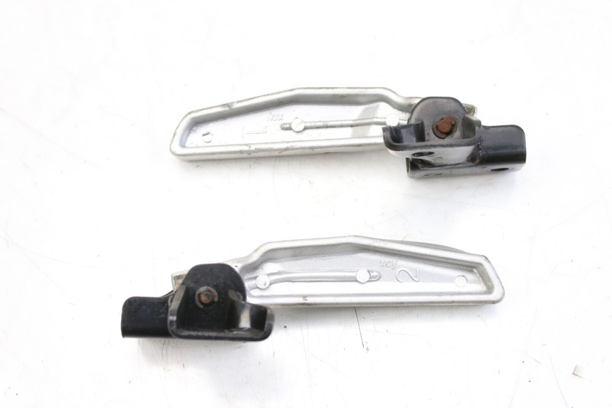 photo de ZESTAW TYLNYCH PODNÓŻKÓW PEUGEOT TWEET 125 (2010 - 2017) - Zoom stanu zużycia