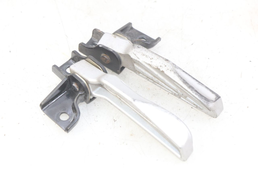 photo de ZESTAW TYLNYCH PODNÓŻKÓW PEUGEOT TWEET 125 (2018 - 2021) - Inny kąt widzenia