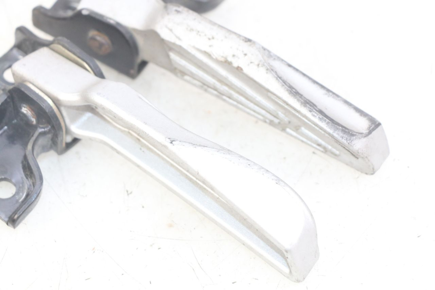 photo de ZESTAW TYLNYCH PODNÓŻKÓW PEUGEOT TWEET 125 (2018 - 2021) - Zbliżenie techniczne