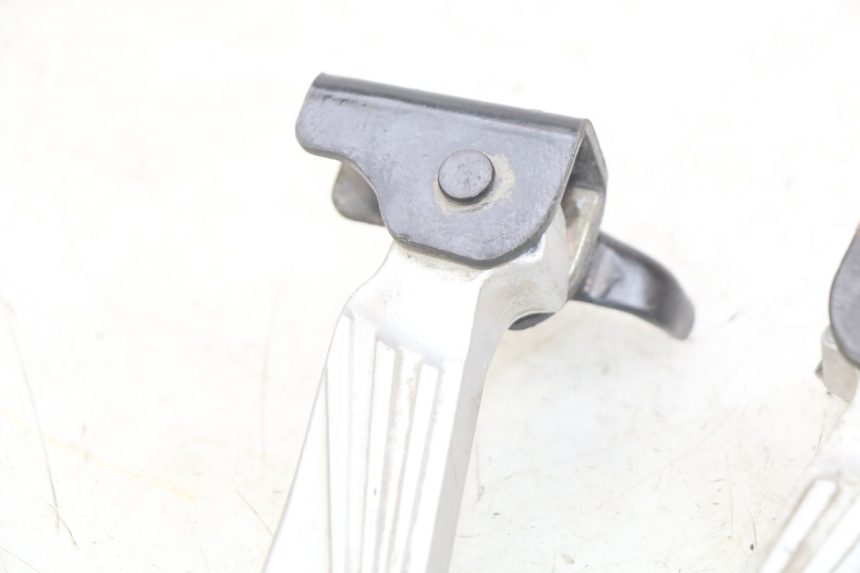 photo de ZESTAW TYLNYCH PODNÓŻKÓW PEUGEOT TWEET 125 (2018 - 2021) - Stan powierzchni