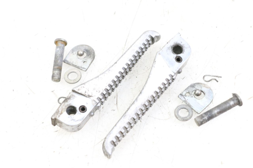 photo de ZESTAW TYLNYCH PODNÓŻKÓW PIAGGIO TYPHOON 50 (2000 - 2009) - Zoom stanu zużycia