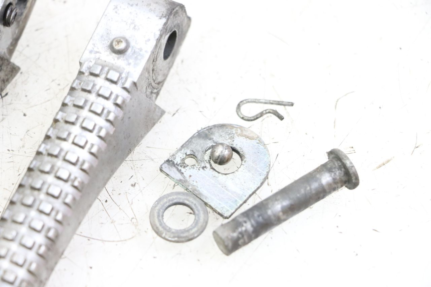 photo de ZESTAW TYLNYCH PODNÓŻKÓW PIAGGIO TYPHOON 50 (2000 - 2009) - Zbliżenie techniczne