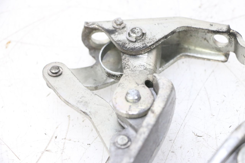 photo de ZESTAW TYLNYCH PODNÓŻKÓW PIAGGIO VESPA GTS SUPER IE 125 (2009 - 2016) - Szczegóły charakterystyczne