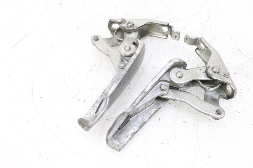 photo de ZESTAW TYLNYCH PODNÓŻKÓW PIAGGIO VESPA GTS SUPER IE 125 (2009 - 2016) - Zbliżenie komponentów