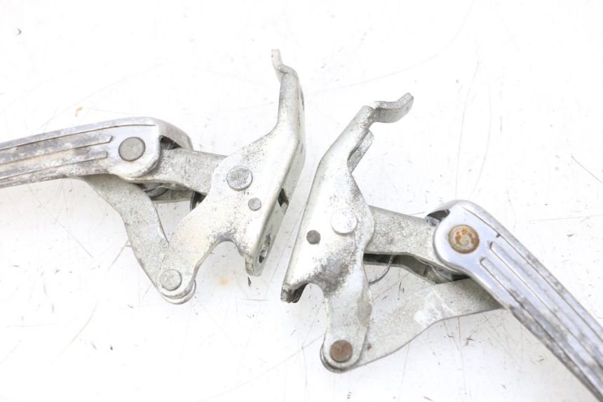 photo de ZESTAW TYLNYCH PODNÓŻKÓW PIAGGIO VESPA GTS SUPER IE 125 (2009 - 2016) - Widok z bliska