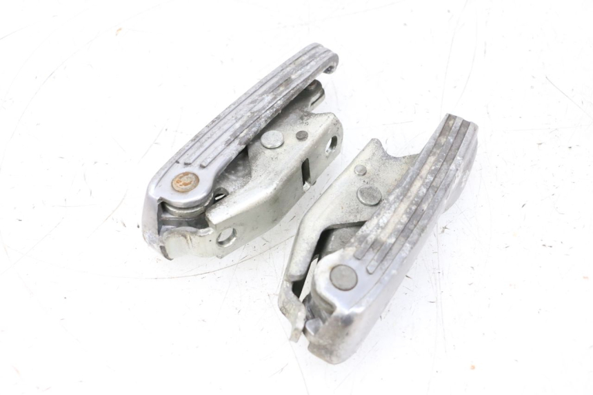 photo de ZESTAW TYLNYCH PODNÓŻKÓW PIAGGIO VESPA GTS SUPER IE 125 (2009 - 2016) - Inny kąt widzenia