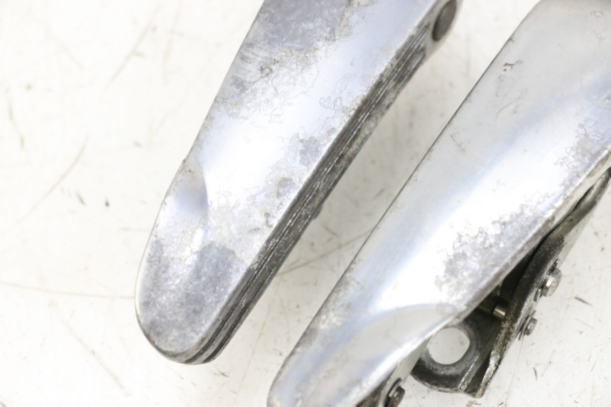 photo de ZESTAW TYLNYCH PODNÓŻKÓW PIAGGIO VESPA GTS SUPER IE 125 (2009 - 2016) - Stan powierzchni