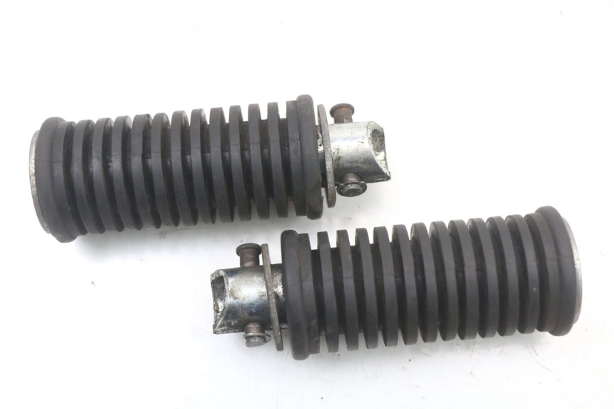 photo de ZESTAW TYLNYCH PODNÓŻKÓW SUZUKI VL INTRUDER 125 (2004 - 2007) - Szczegół części