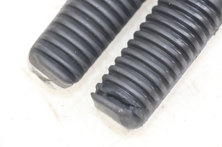 photo de ZESTAW TYLNYCH PODNÓŻKÓW YAMAHA X-MAX XMAX 250 (2006 - 2009) - Zbliżenie techniczne