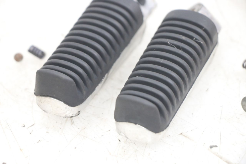 photo de ZESTAW TYLNYCH PODNÓŻKÓW YAMAHA X-MAX XMAX 250 (2006 - 2009) - Zoom stanu zużycia