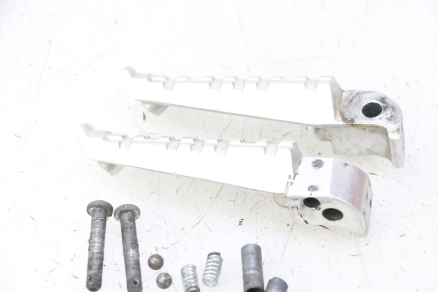 photo de ZESTAW TYLNYCH PODNÓŻKÓW YAMAHA X-MAX XMAX 125 (2010 - 2013) - Zbliżenie techniczne