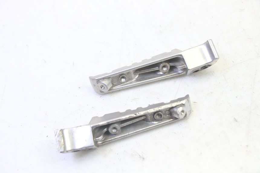 photo de ZESTAW TYLNYCH PODNÓŻKÓW YAMAHA X-MAX XMAX 125 (2010 - 2013) - Zoom stanu zużycia