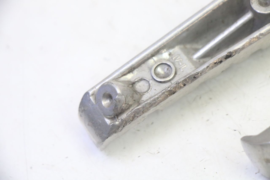 photo de ZESTAW TYLNYCH PODNÓŻKÓW YAMAHA X-MAX XMAX 125 (2010 - 2013) - Zbliżenie techniczne