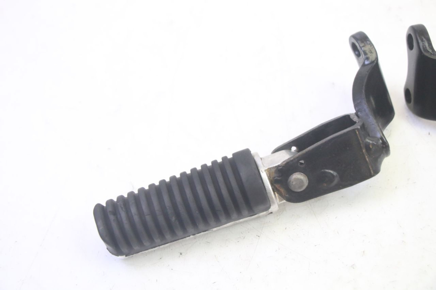 photo de ZESTAW TYLNYCH PODNÓŻKÓW YAMAHA XMAX X-MAX 125 (2006 - 2009) - Zoom stanu zużycia