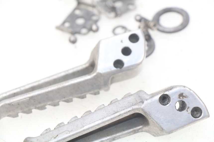 photo de ZESTAW TYLNYCH PODNÓŻKÓW KAWASAKI Z S 750 (2003 - 2006) - Zoom stanu zużycia