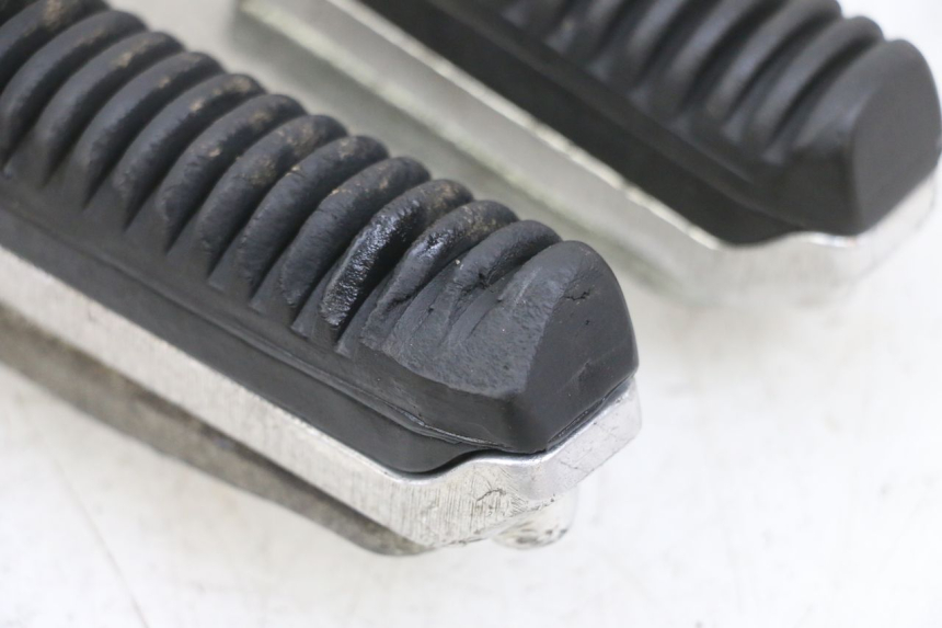 photo de ZESTAW PRZEDNICH PODNÓŻKÓW SUZUKI GSF N BANDIT 600 (1996 - 1999) - Stan powierzchni