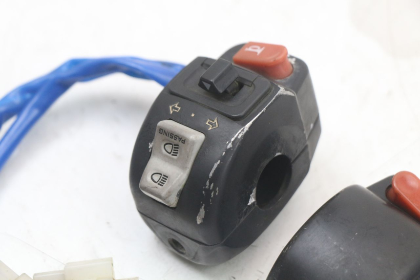 photo de ZESTAW PRZEŁĄCZNIKÓW KIEROWNICY KYMCO AGILITY 4T 50 (2018 - 2022) - Zbliżenie techniczne