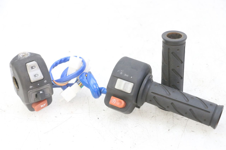 photo de ZESTAW PRZEŁĄCZNIKÓW KIEROWNICY KYMCO AGILITY 4T 50 (2005 - 2018) - Widok główny