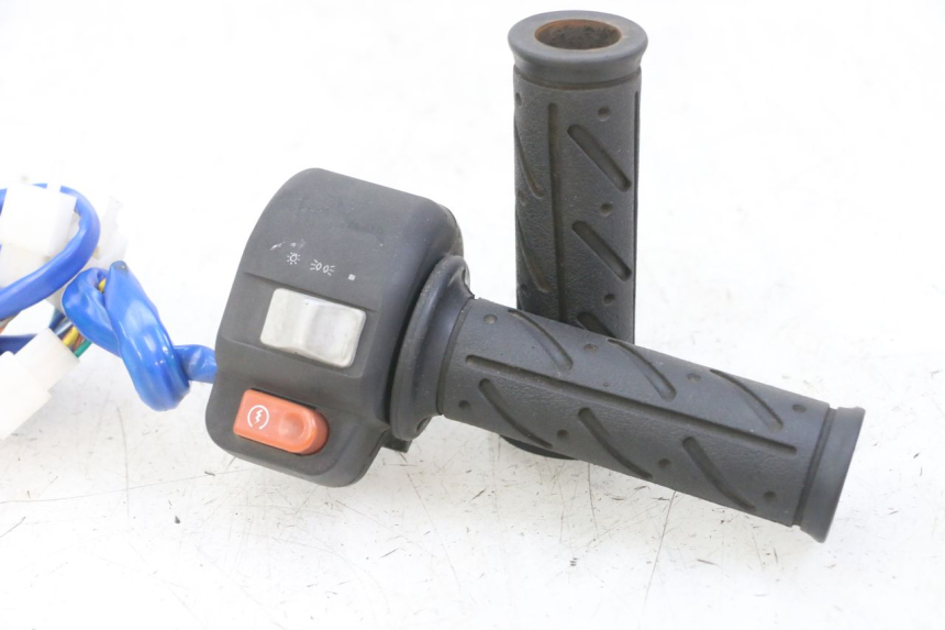 photo de ZESTAW PRZEŁĄCZNIKÓW KIEROWNICY KYMCO AGILITY 4T 50 (2005 - 2018) - Szczegóły charakterystyczne