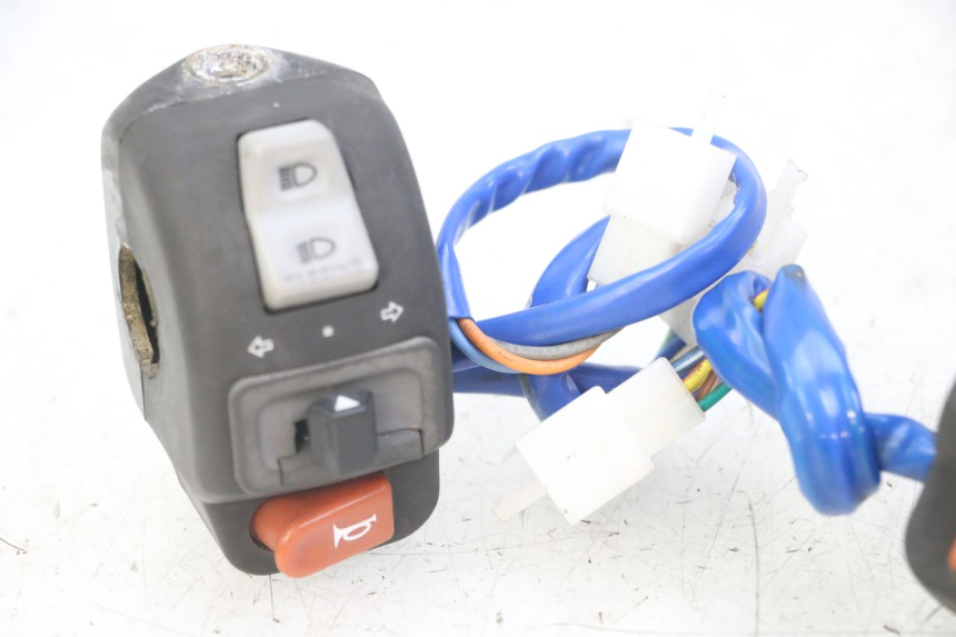 photo de ZESTAW PRZEŁĄCZNIKÓW KIEROWNICY KYMCO AGILITY 4T 50 (2005 - 2018) - Zbliżenie komponentów