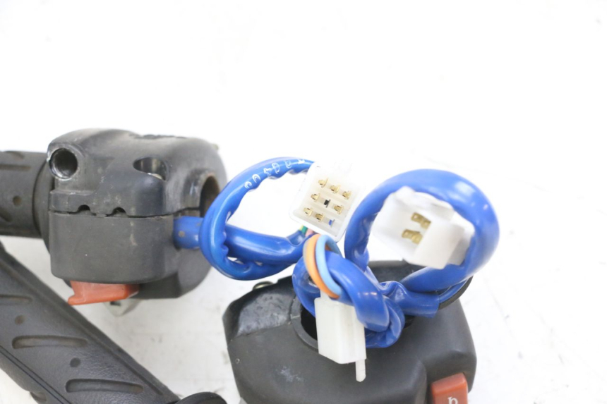 photo de ZESTAW PRZEŁĄCZNIKÓW KIEROWNICY KYMCO AGILITY 4T 50 (2005 - 2018) - Zoom stanu zużycia