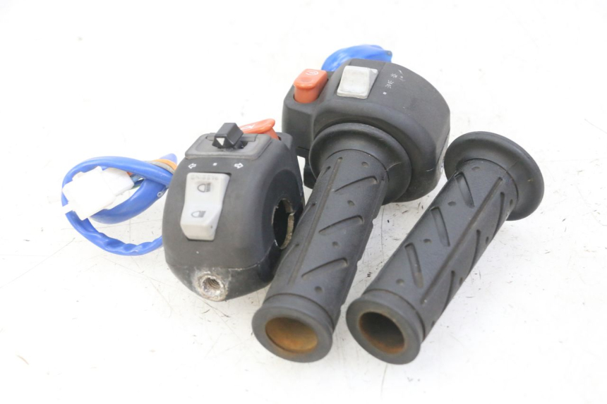 photo de ZESTAW PRZEŁĄCZNIKÓW KIEROWNICY KYMCO AGILITY 4T 50 (2005 - 2018) - Inny kąt widzenia