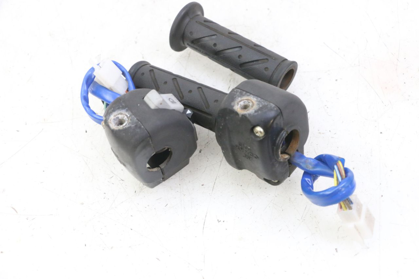 photo de ZESTAW PRZEŁĄCZNIKÓW KIEROWNICY KYMCO AGILITY 4T 50 (2005 - 2018) - Zbliżenie techniczne