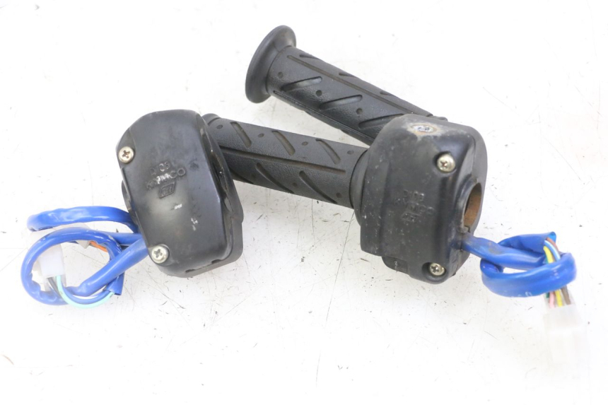 photo de ZESTAW PRZEŁĄCZNIKÓW KIEROWNICY KYMCO AGILITY 4T 50 (2005 - 2018) - Stan powierzchni