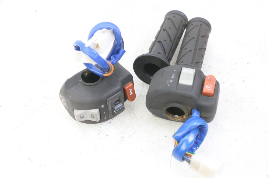 photo de ZESTAW PRZEŁĄCZNIKÓW KIEROWNICY KYMCO AGILITY 4T 50 (2005 - 2018) - Część sprawdzona