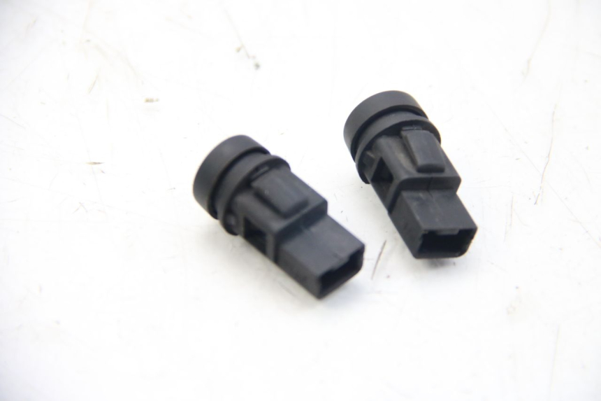 photo de ZESTAW PRZEŁĄCZNIKÓW KIEROWNICY PIAGGIO BEVERLY 125 (2010 - 2015) - Inny kąt widzenia