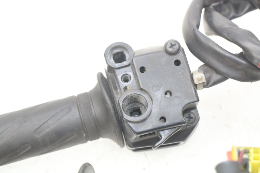 photo de ZESTAW PRZEŁĄCZNIKÓW KIEROWNICY SUZUKI BURGMAN 125 (2007 - 2014) - Zoom stanu zużycia