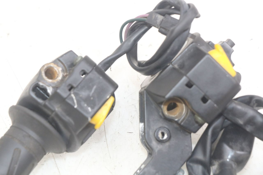 photo de ZESTAW PRZEŁĄCZNIKÓW KIEROWNICY PEUGEOT KISBEE 2T 50 (2010 - 2017) - Zoom stanu zużycia