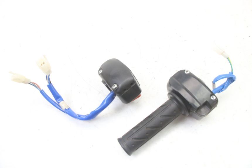 photo de ZESTAW PRZEŁĄCZNIKÓW KIEROWNICY KYMCO AGILITY 4T 50 (2018 - 2022) - Zoom stanu zużycia