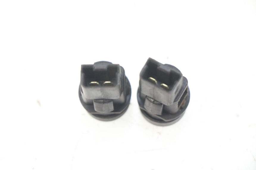 photo de ZESTAW PRZEŁĄCZNIKÓW KIEROWNICY PIAGGIO LIBERTY IGET 4T 50 (2015 - 2020) - Zoom stanu zużycia