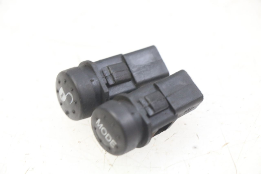 photo de ZESTAW PRZEŁĄCZNIKÓW KIEROWNICY PIAGGIO LIBERTY IGET 4T 50 (2015 - 2020) - Inny kąt widzenia