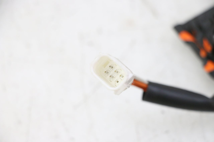 photo de ZESTAW PRZEŁĄCZNIKÓW KIEROWNICY PIAGGIO MP3 HPE 310 (2024 - 2025) - Szczegół części