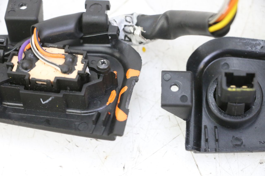 photo de ZESTAW PRZEŁĄCZNIKÓW KIEROWNICY PIAGGIO MP3 HPE 310 (2024 - 2025) - Inny kąt widzenia