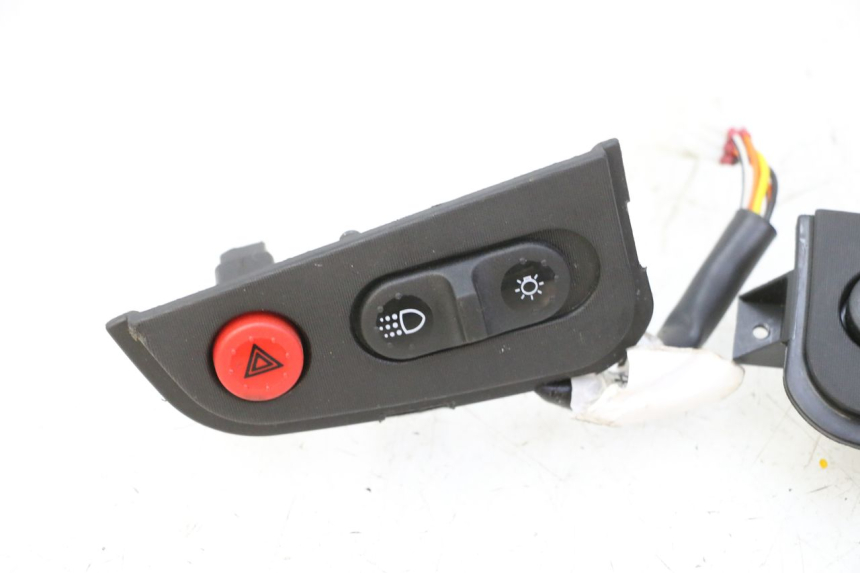 photo de ZESTAW PRZEŁĄCZNIKÓW KIEROWNICY PIAGGIO MP3 HPE 310 (2024 - 2025) - Punkty mocowania