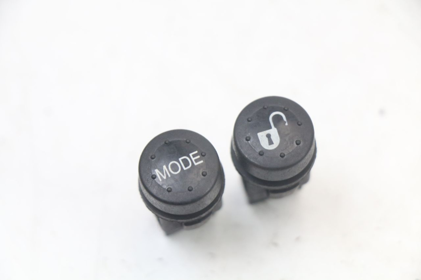 photo de ZESTAW PRZEŁĄCZNIKÓW KIEROWNICY PIAGGIO LIBERTY IGET 4T 50 (2021 - 2025) - Widok główny