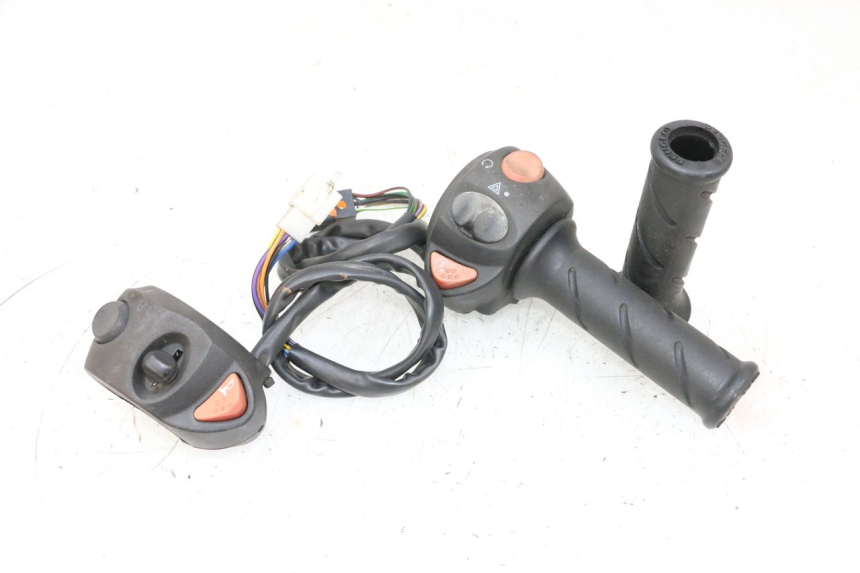 photo de ZESTAW PRZEŁĄCZNIKÓW KIEROWNICY PEUGEOT SATELIS 125 (2013 - 2018) - Widok główny