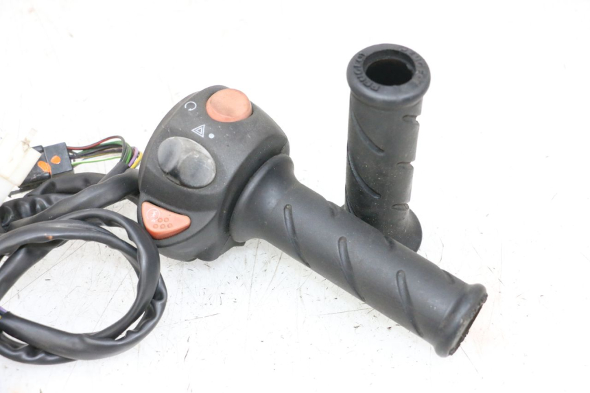 photo de ZESTAW PRZEŁĄCZNIKÓW KIEROWNICY PEUGEOT SATELIS 125 (2013 - 2018) - Widok produktu